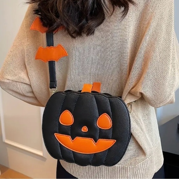 BLACK HALLOWEEN PUMPKIN JACKO LANTERN CROSSBODY WITH PUMPKIN BAG CHARM GOTH NWOT - Picture 5 of 6